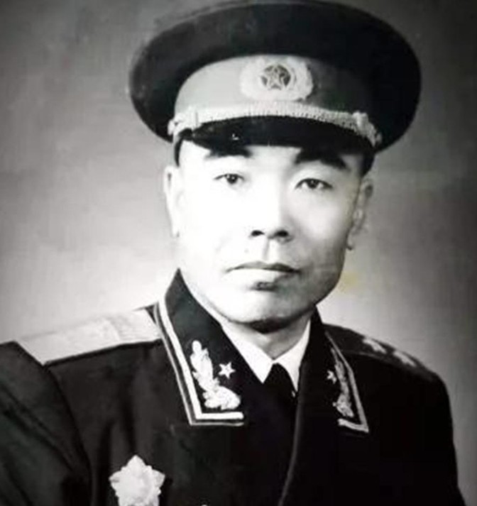 1948年10月7日，郑洞国来到指挥所督战，60军军长曾泽生说：“官兵没有粮吃，