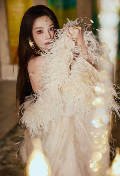 这是什么神仙造型！几千根羽毛层层堆叠，像被星光笼罩的羽衣，随风飘动时仙气拉满，彭