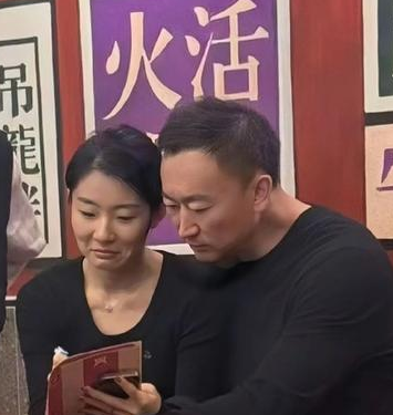 青岛男篮大概率会与刘维伟续约，据青岛男篮的跟队记者杜金城透露，青岛男篮大概率会与