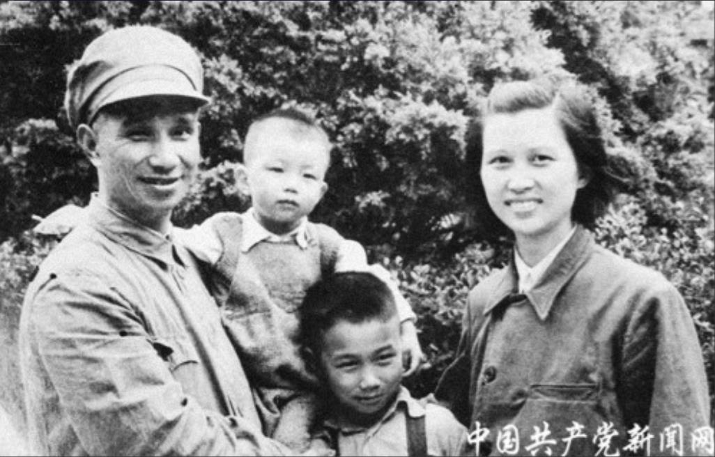 1941年，粟裕三次求爱被拒后，对爱慕的女孩子说：“不管你让我等一个三年，还是两