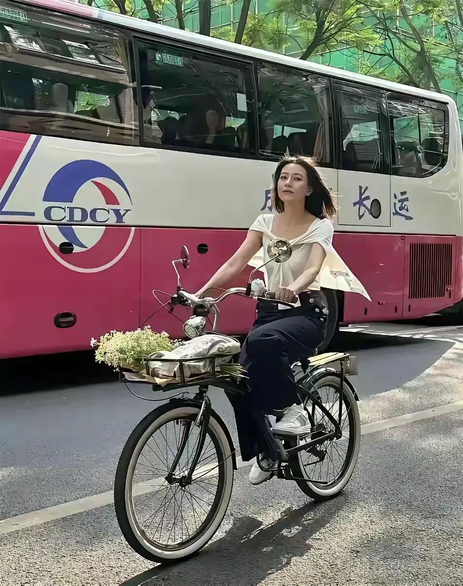 高圆圆骑着自行车真美，一路风光依旧风采不断！