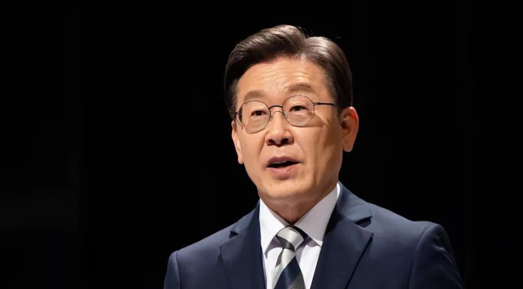 在韩国的政治人物中，李在明被更多人认为带有“亲华”色彩。然而，从李在明发表的就职