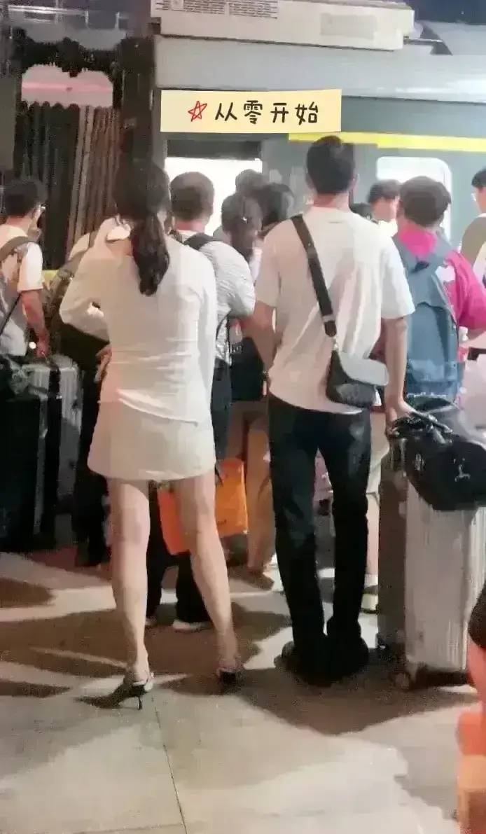 年轻人不愿意走亲戚的原因，老一辈人总喜欢问东问西，尤其当着很多人的面，那种气氛让