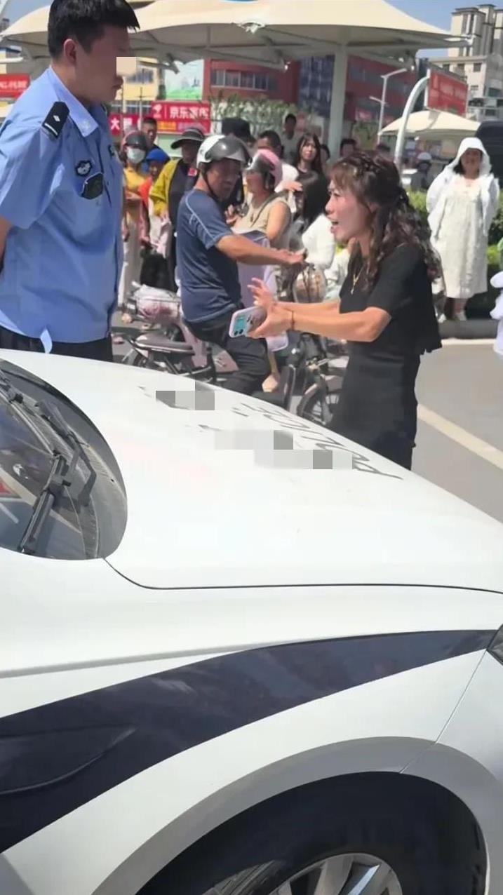 菏泽东明玲玲宝贝又来搞笑了！车子违停被贴了条，罚款200！玲玲宝贝不认！让贴条的