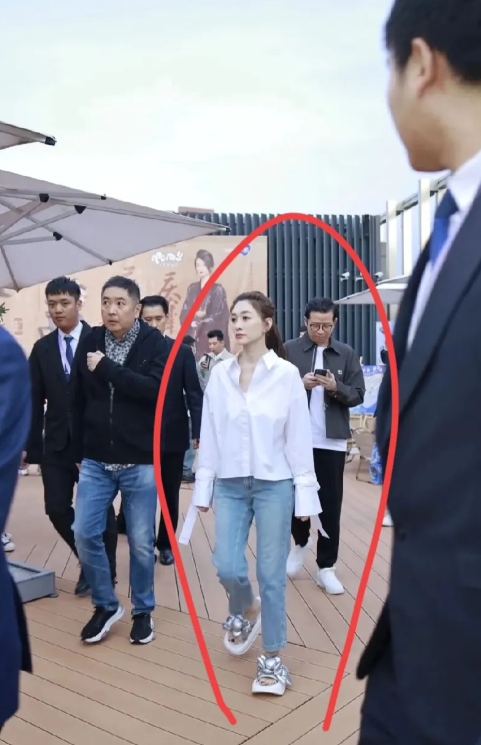 这是49岁李小冉
不是29岁李小冉
一眼沦陷，皮肤好到了极致
这哪里是49岁的状