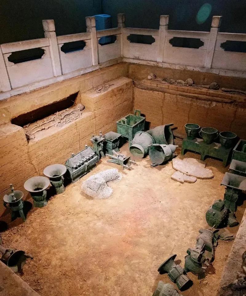 妇好墓中出土，至今无法确定用途。
青铜质地彼时非富即贵者用，不是兵器就是餐具
看