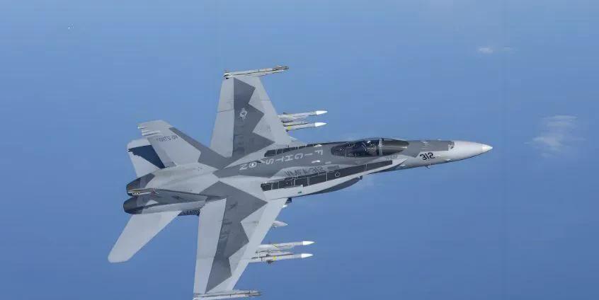 美军怎么了，
美国海军F/A-18的维护人员，不得不从停飞的战机上拆下射频电缆等