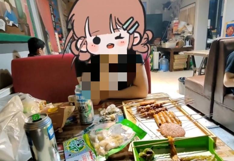 粉丝妹妹请我吃烧烤，聊了四个小时，太开心了！



那天，一位大连本地粉丝，一位