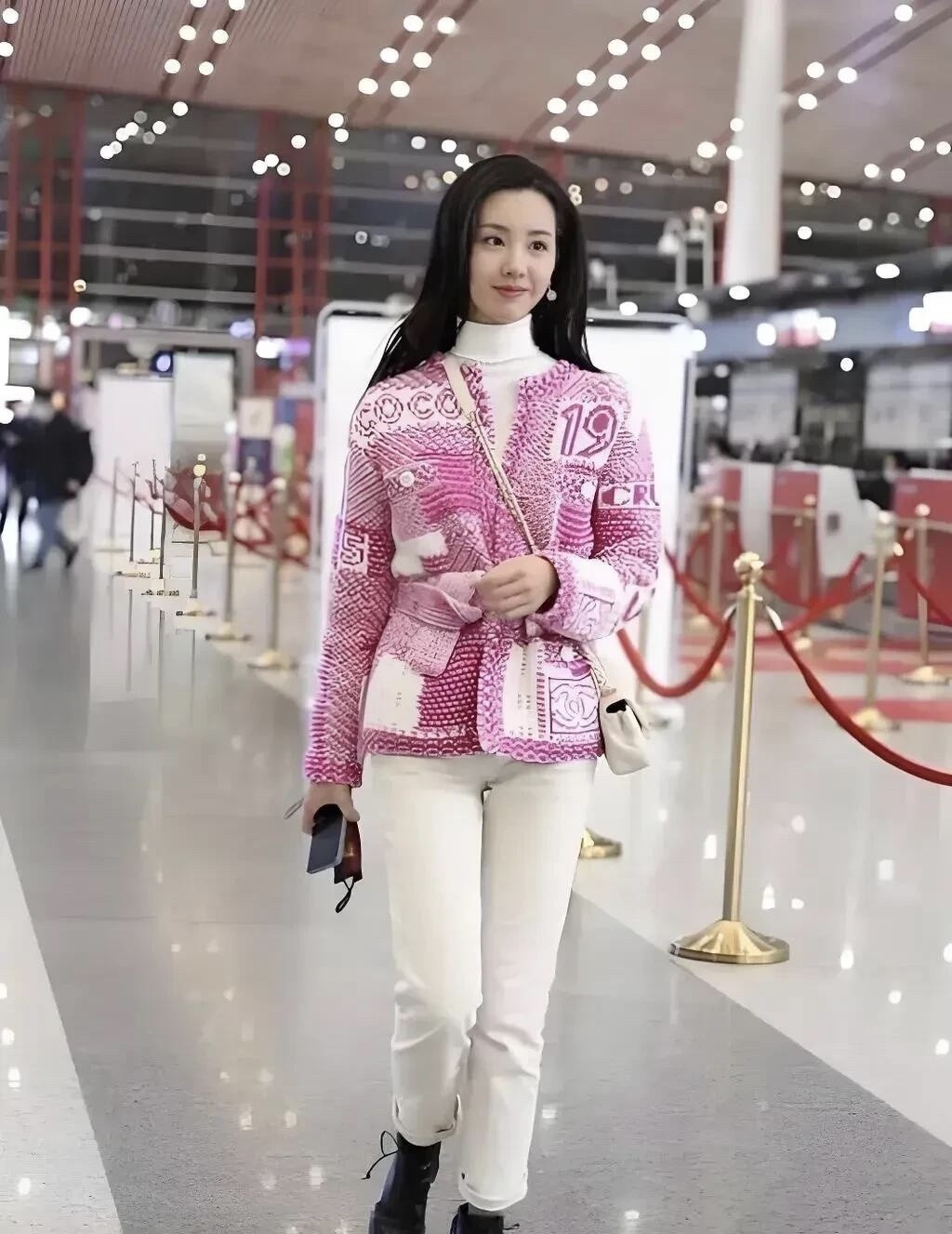 不愧是曾经南航公认的校花，颜值比赵丽颖漂亮，气质比杨幂好。168厘米的身高不高不