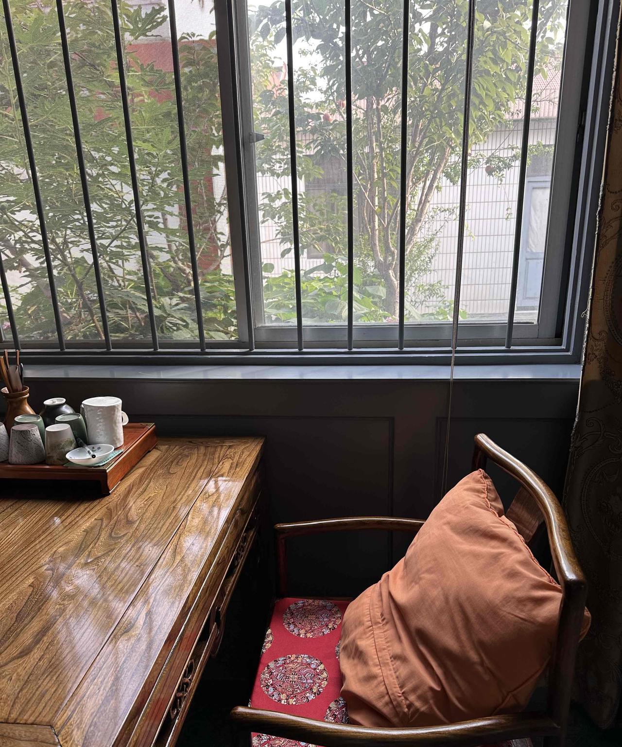 下车后，到家要拐三道弯。第一道是小区的一处水湾，一池静水，将小区分成湾东湾西两部