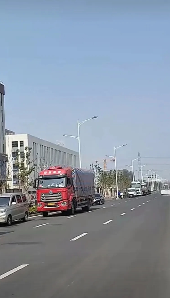 “东厂西迁了，从南京发四川宜宾，每天10几台车，全是设备，说是四川宜宾建新厂区”