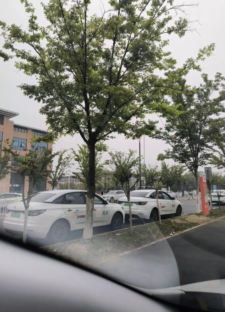 滴滴车钱不应被计入跑滴滴的成本之中。当下，有些人在计算跑滴滴的收入时，会把买车的