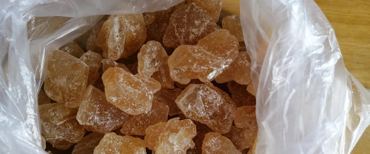 发现超市有小颗的黄冰糖卖，我赶快买了两斤。
称重的时候，服务员说，大家都要买大块