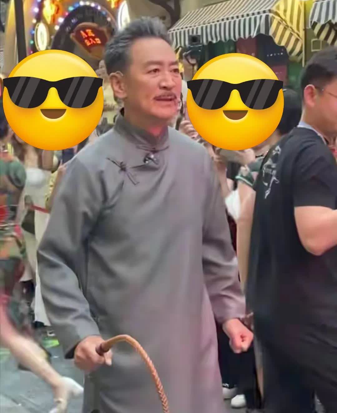 不得了了！  71岁的寇振海在上海千古情景区中尽情演绎《情深深雨蒙蒙》的经典桥段