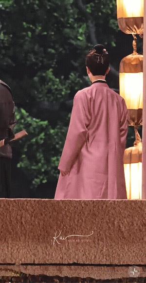 许凯拍戏前的热身运动开始，腰带都取了，做广播体操呢，拍大夜戏太疲劳了，活动活动吧