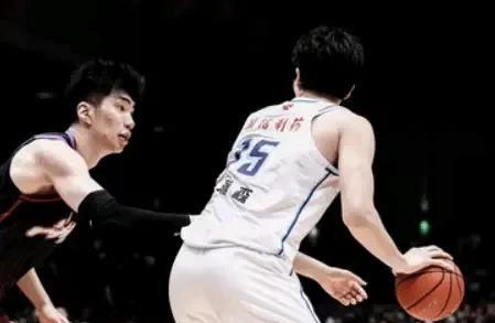不是贬低杨瀚森，实话实说，真不看杨瀚森参加NBA选秀的前景！
昨晚青岛与浙江稠州