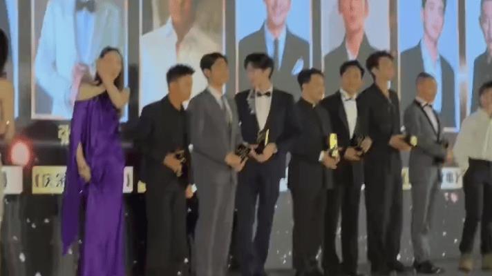 宝子们！童瑶这波操作太牛啦
家人们，白玉兰奖现场直接“炸”出惊喜！童瑶上台给王宝