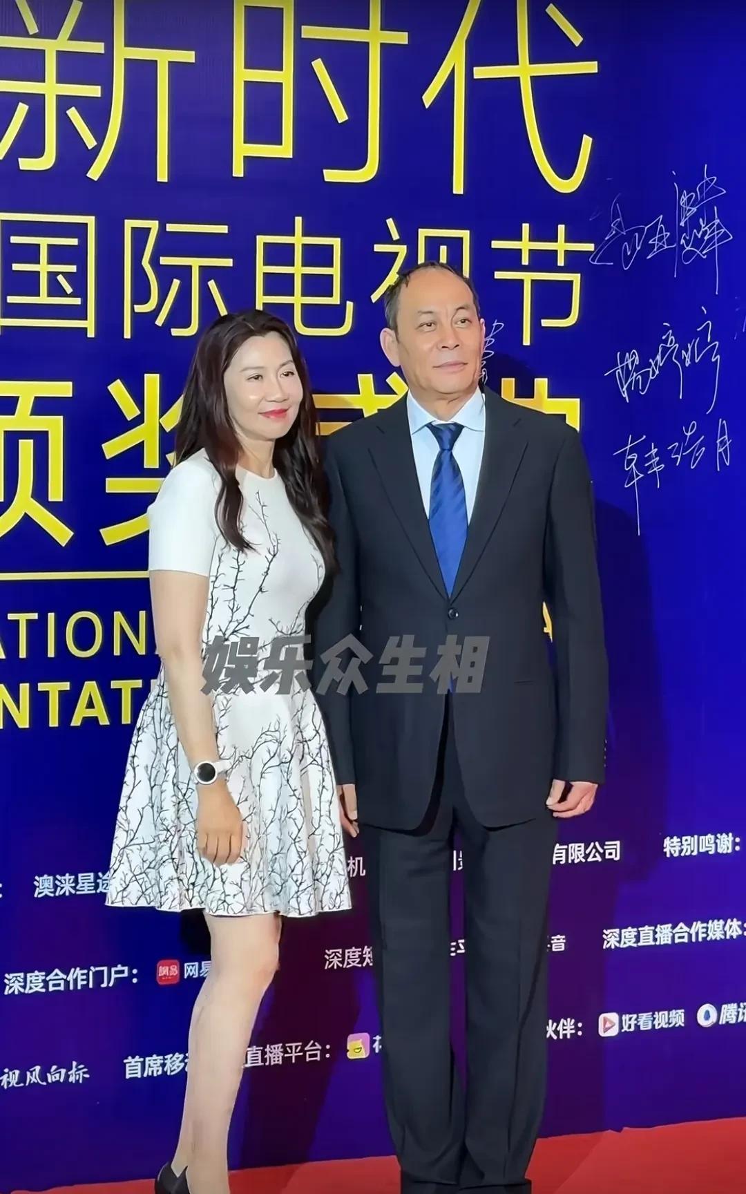 “吕布”挑老婆的眼光，果然不错！
看模范夫妻张光北和陈炜走红毯，陈炜这是逆生长啊