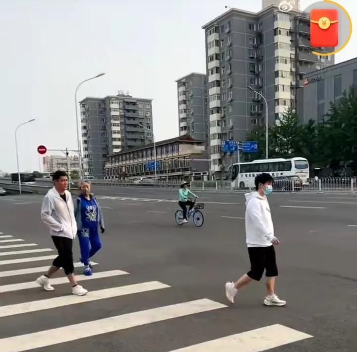 不用猜，这是孙颖莎和邱贻可指导[大笑]。
两个人一前一后，
虽保持着距离，
但迈