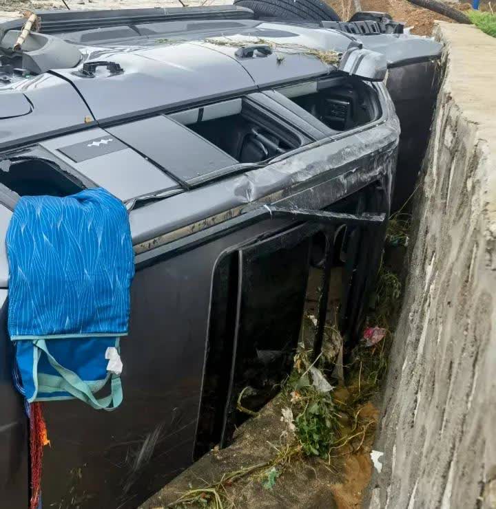 方程豹豹5被山洪冲下，车主安然无恙
车主自述，方程豹豹5被山洪冲下的时候以为凶