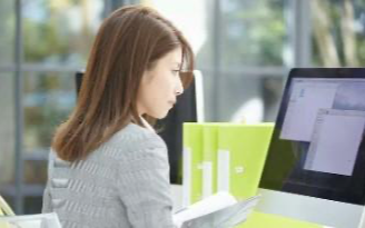 进家族企业之前，我爸叮嘱我要低调，谁知我装穷装得太成功，被蛮横上司开除了！