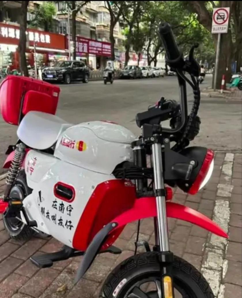 南宁真的是太懂年轻人了，前段时间推出了白色共享摩托车，现在又推出粉色共享摩托车，