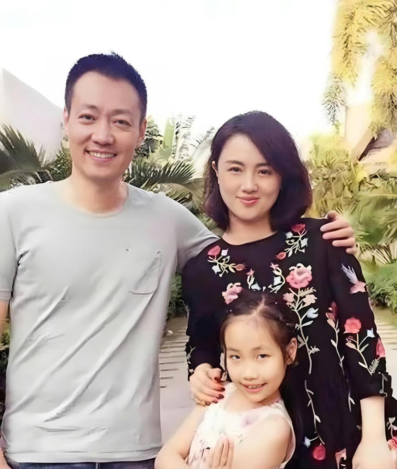 朱媛媛走了，
她最放不下的不是她的丈夫辛柏青
也不是她年迈的父母，而是
她那未成