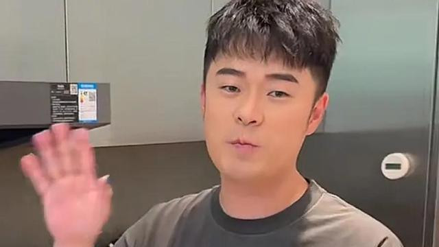陈赫为除黑头去美容院做保养，皮肤白皙滑嫩 躺床上很享受