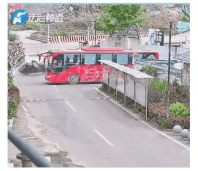 这是什么司机在开车，十字路口都不知道减速！
        乡村道路上，十字路口