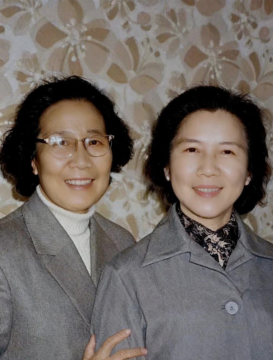 难得一见两位越剧大师——袁雪芬、吕瑞英在上世纪七、八十年代的同框合影。
吕瑞英自