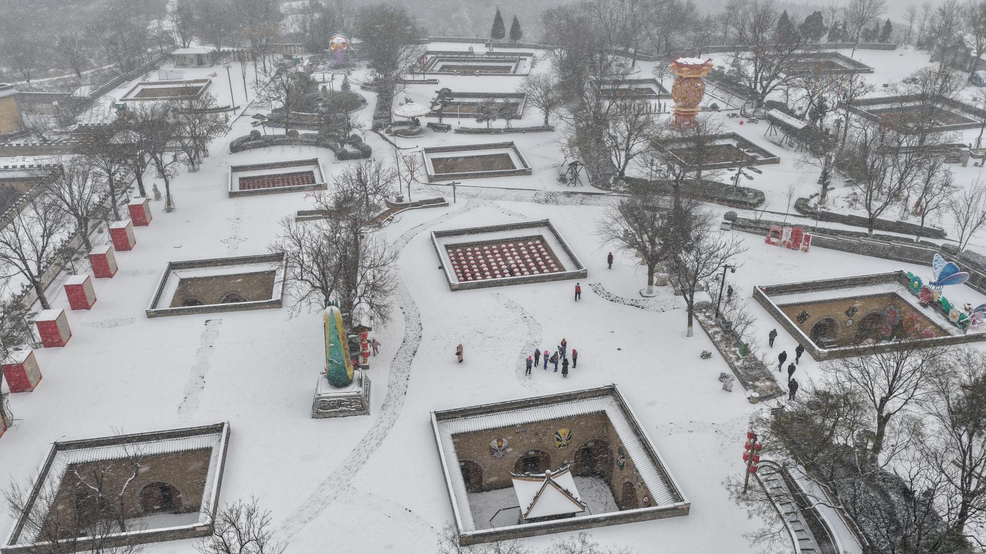 雪染地坑院 古村成画卷