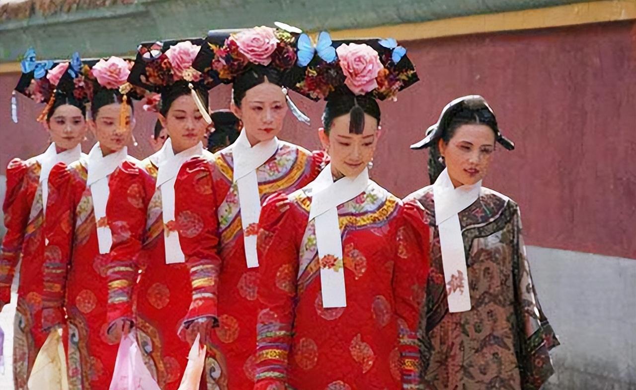 1807年，绵宁酒后与宫女私情，宫女怀孕后，他冷酷地斥责：“滚，你玷污了我！” 