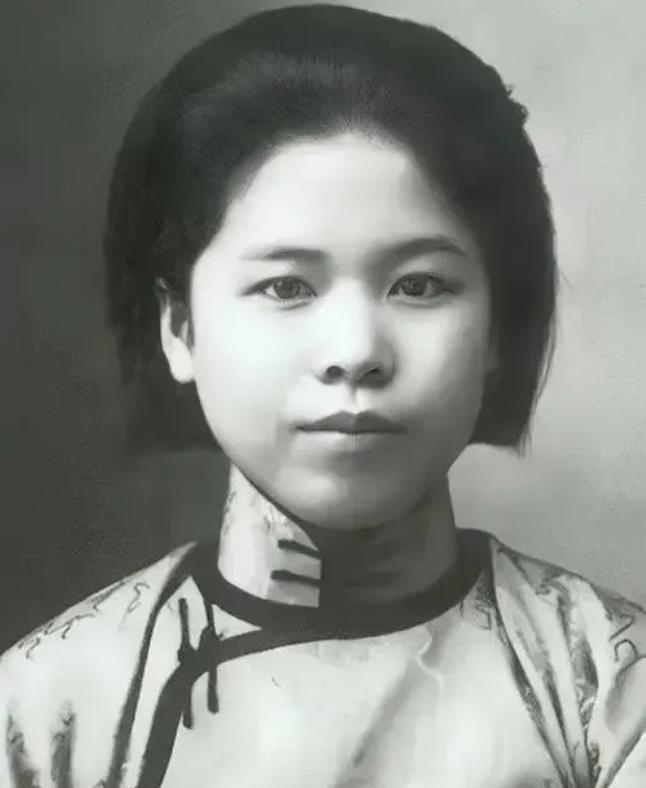 1947年除夕夜，特务将杨虎城的妻子谢葆真捆绑住，随后，他们用力地将粗大的针头扎