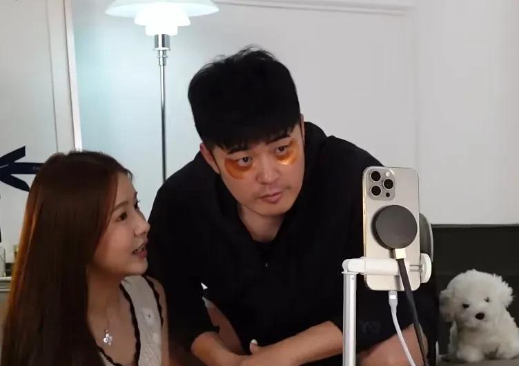 陈赫主动去老婆直播间“刷脸”帮忙涨人气，张子萱帮他贴眼膜，两口子有说有笑一起带货