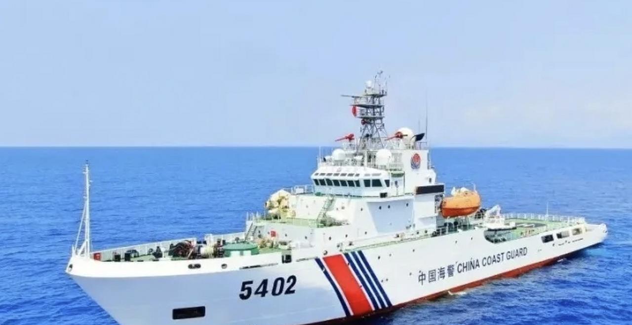 中国海警5402出现在纳土纳群岛东北63海里处，宣誓中国的九段线主张。这里是中国