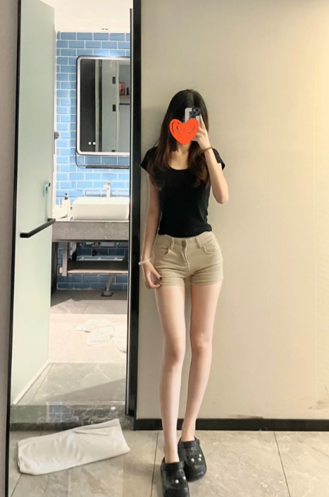 和我老公领证后两个月，我老公就本科毕业来南京工作了，当时我还有最后一年研究生要读