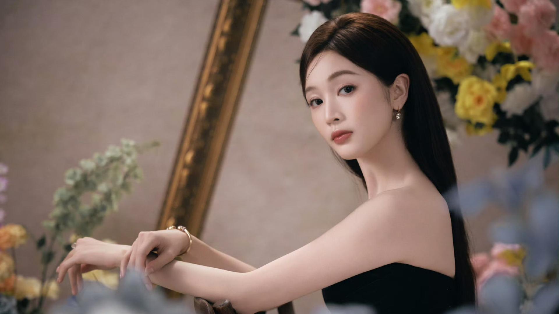 吴宣仪高级感拉满，繁花之中一眼封神，氛围感彻底拿捏住了