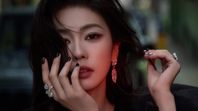 白鹿澳门街拍杀疯了！穿高定黑裙的瞬间，怎么撞脸朱珠了？