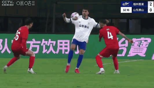 泽科踢到约基奇的面部，没吃到红牌，判罚正确无误。泽卡的第一脚颠球起到了决定性作用