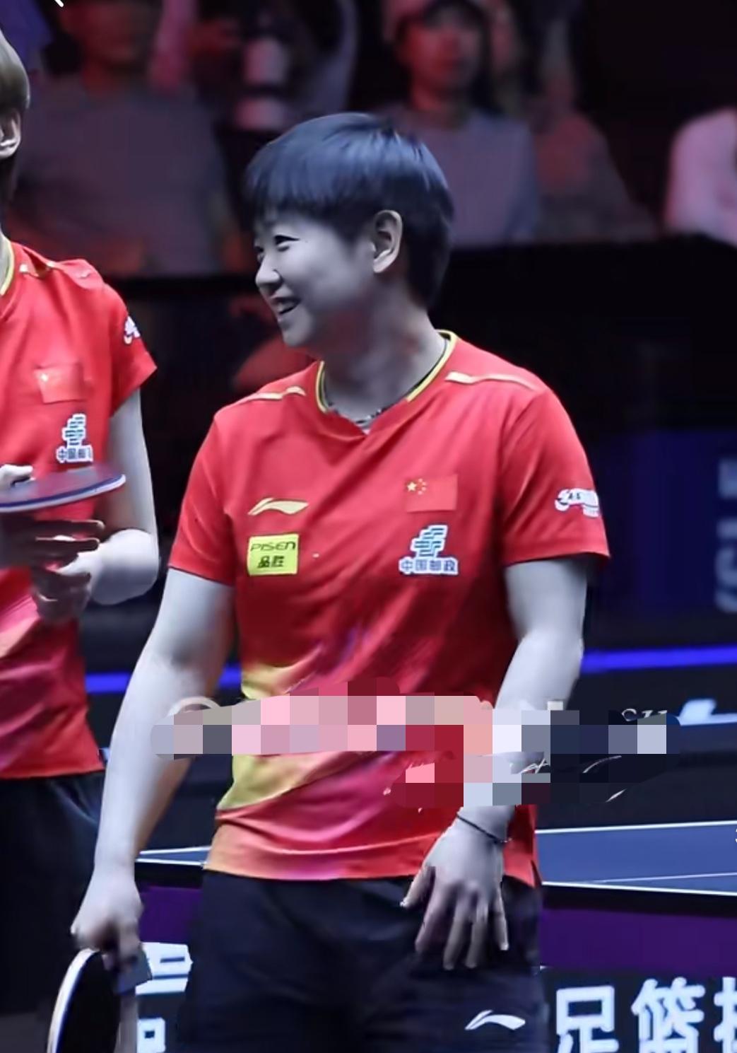 听说要挑战鹰眼——孙颖莎笑了
7月12日，WTT美大满贯女双半决赛中
王曼昱/孙