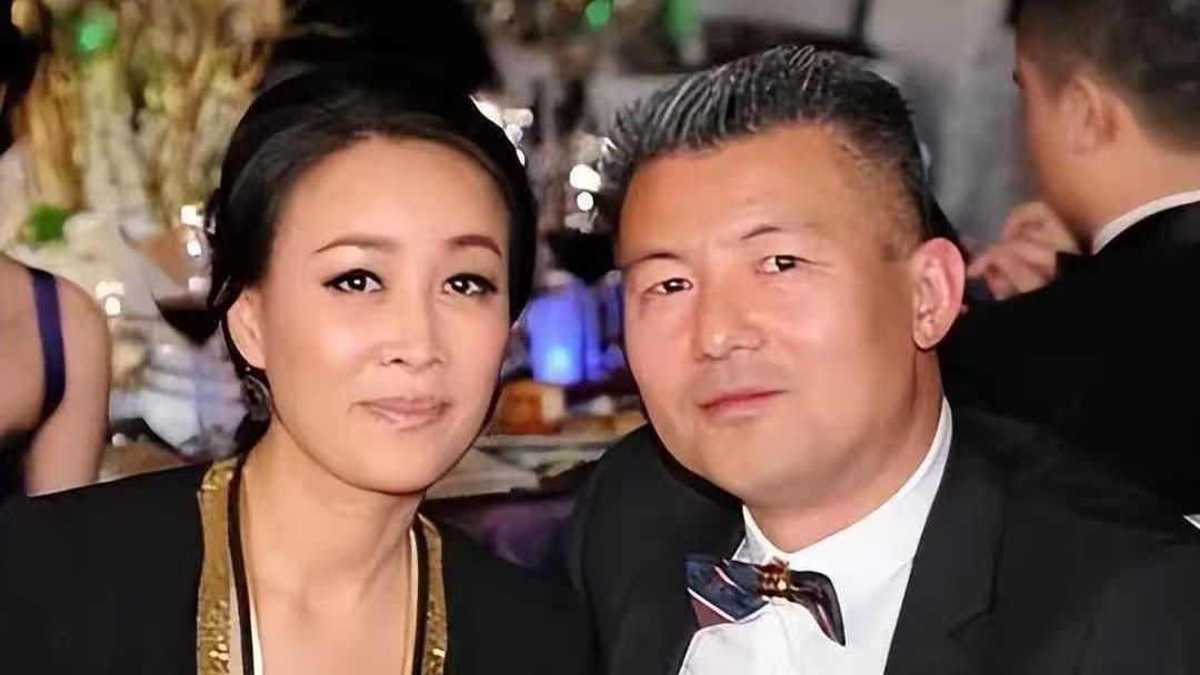 那英前几日刚秀恩爱，老公就被曝与美女亲密还带回自家