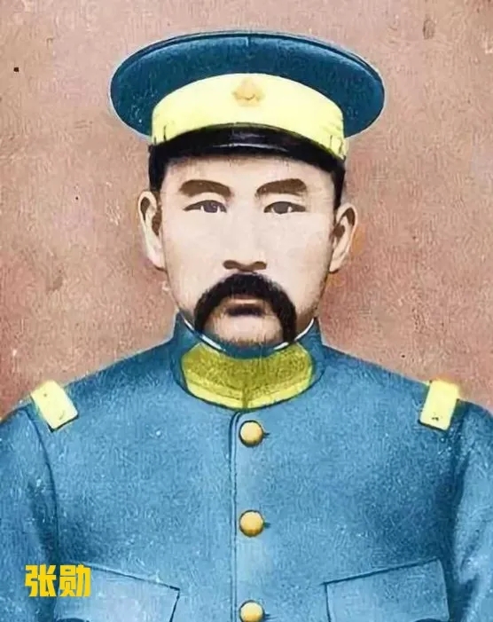 1879年，还在做杂役的张勋，碰到了一桩“狗屎运”，一位洗衣阿婆看中他了。不久后