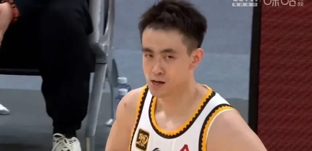 许钟豪3中3静悄悄拿下6分，恰恰是对方球员赵继伟的三倍。
有人说许钟豪打球脏，这