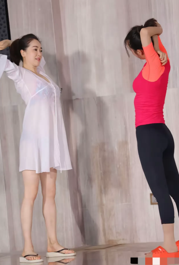 左小青，167cm，白色连衣裙又美又显清纯！