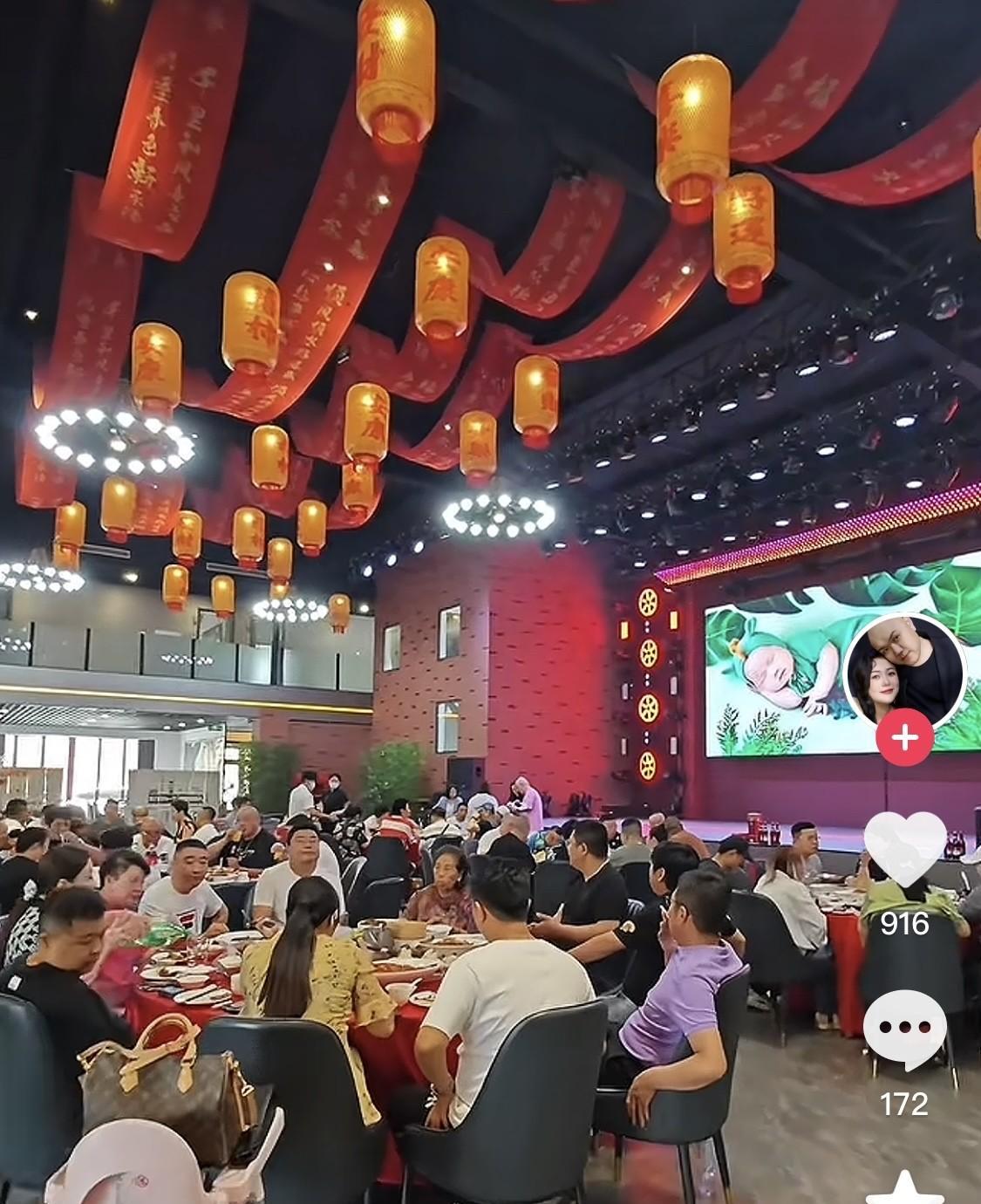 徒弟大涌给孩子办满月酒，杨威当然要到场祝贺。图二，抱着小宝宝的就是杨威。
杨威是