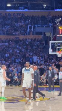 爱德华兹有钱任性啊
NBA官方宣布，森林狼球星爱德华兹被罚款3.5万美元。因为他