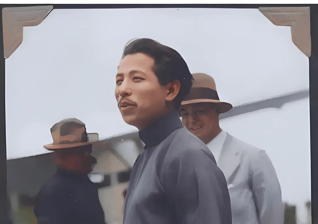 这张照片还是第一次见到！
照片拍摄于上世纪30年代，照片中，“少帅”张学良在别人