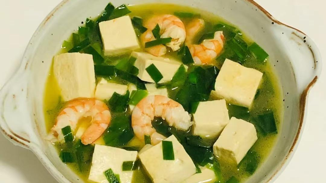 不加味精也“鲜掉眉”：韭菜的辣、豆腐的乖、虾仁的甜全在这一勺