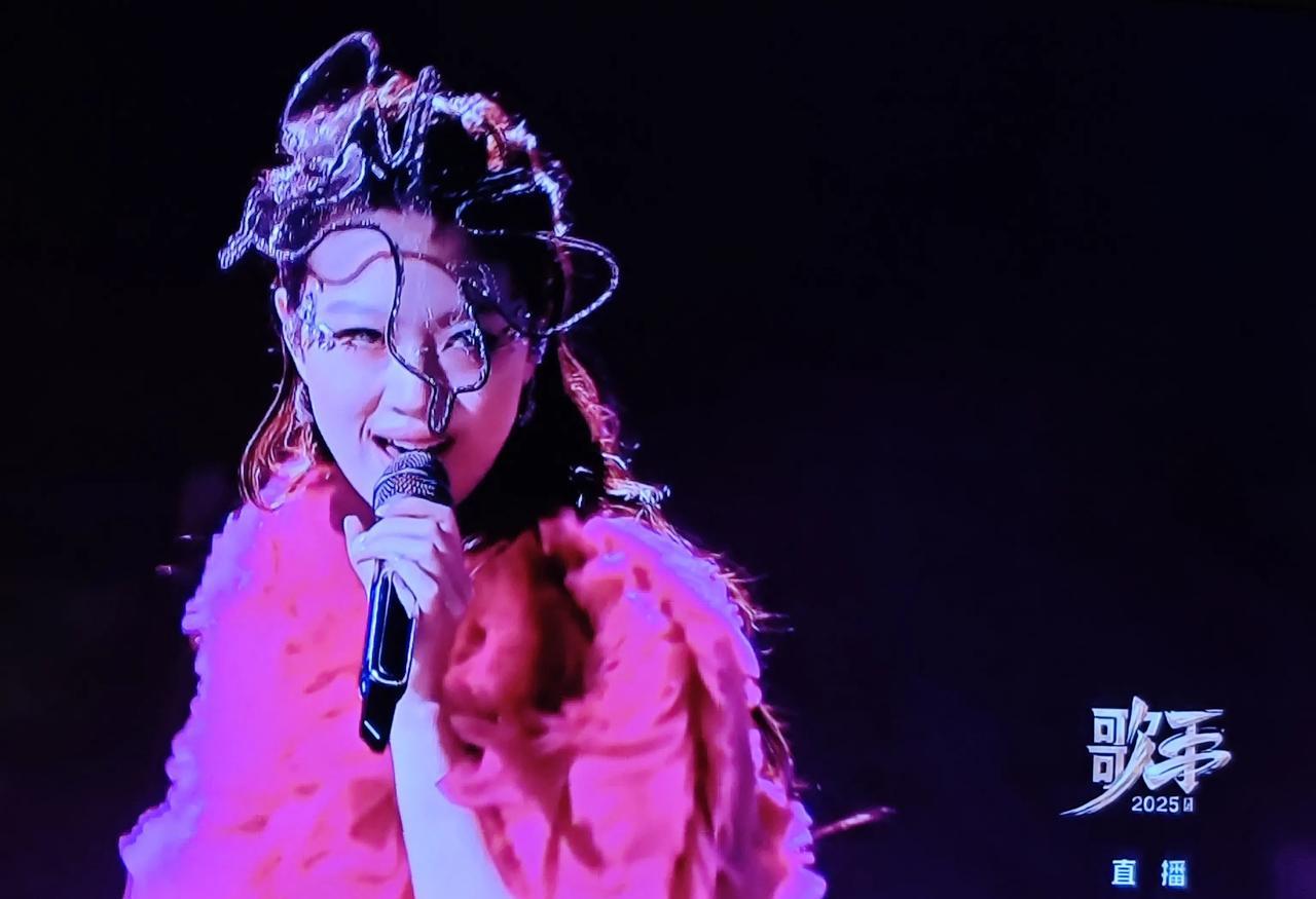 单依纯今晚歌手演唱《舞娘》，她的装扮在妖魔鬼怪这条路上越走越远了。
从头饰，到火