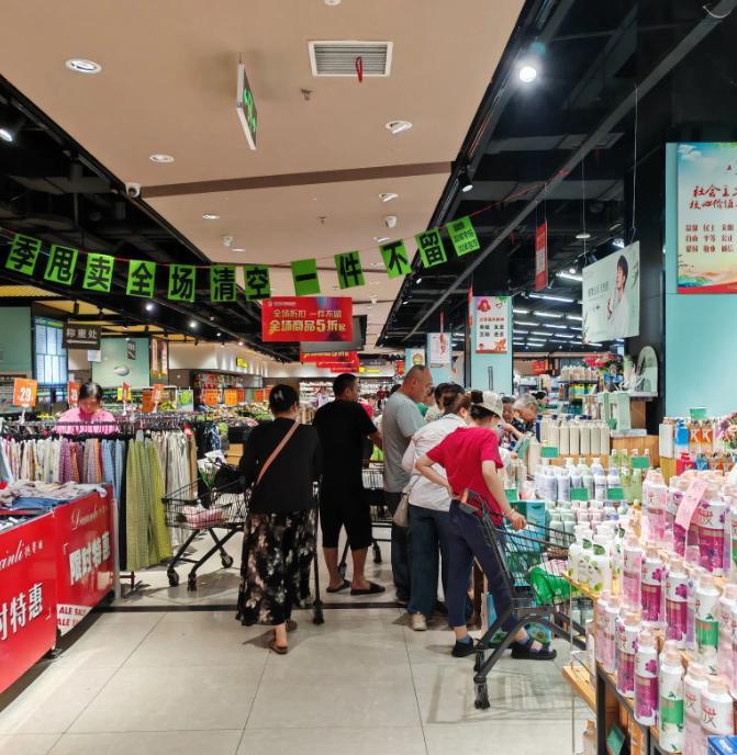 武汉城事！
据网友爆料：近日，位于武汉市汉阳区铁桥广场的中百超市近期开展了清仓大